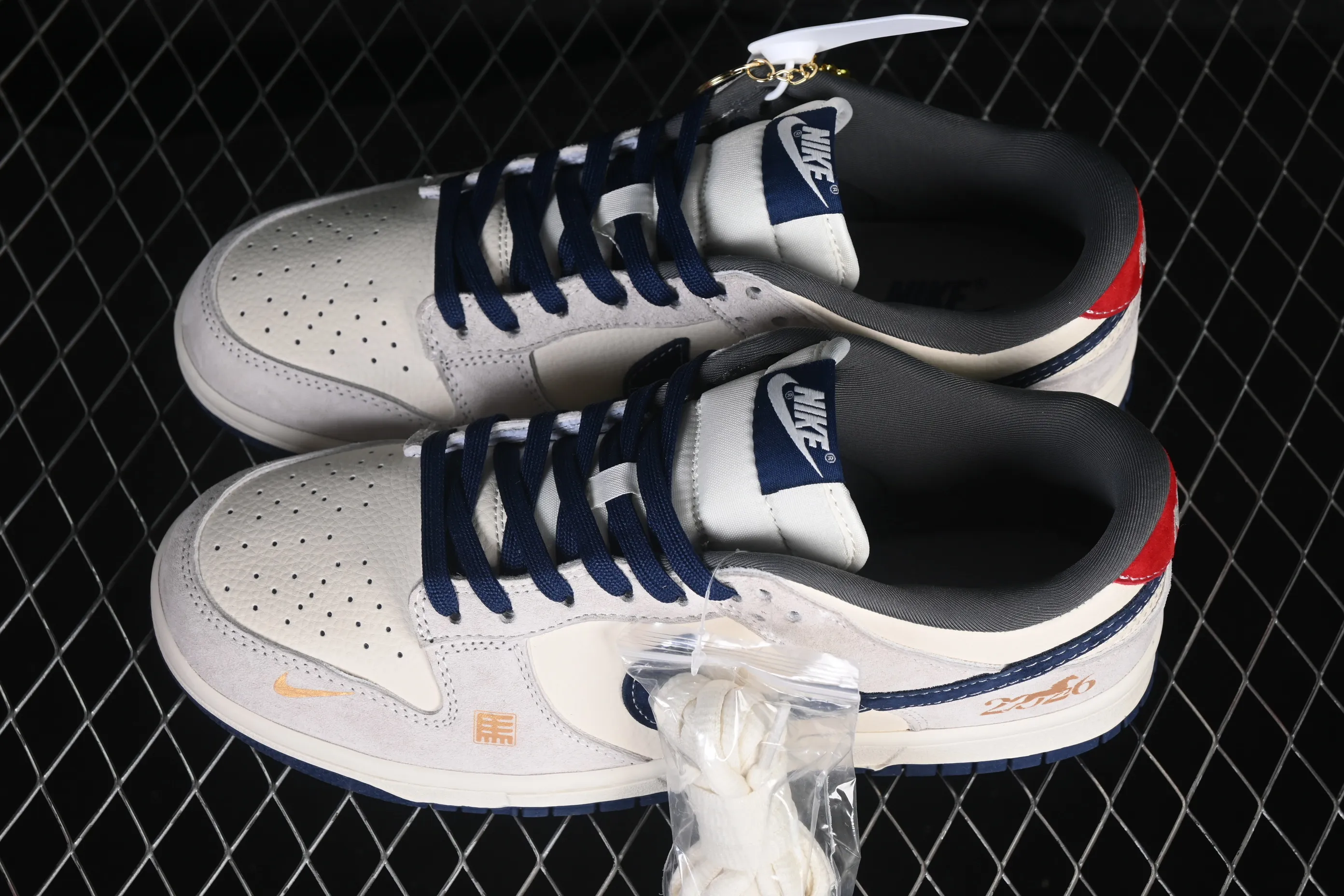 All categories Nk SB Dunk Series Nk SB Dunk Low High-end customized low-top sneakers Nike SB Dunk Low Limited to the Year of the Horse Gold is born every step of the way High-end customized low-top casual sneakers MN1688-112